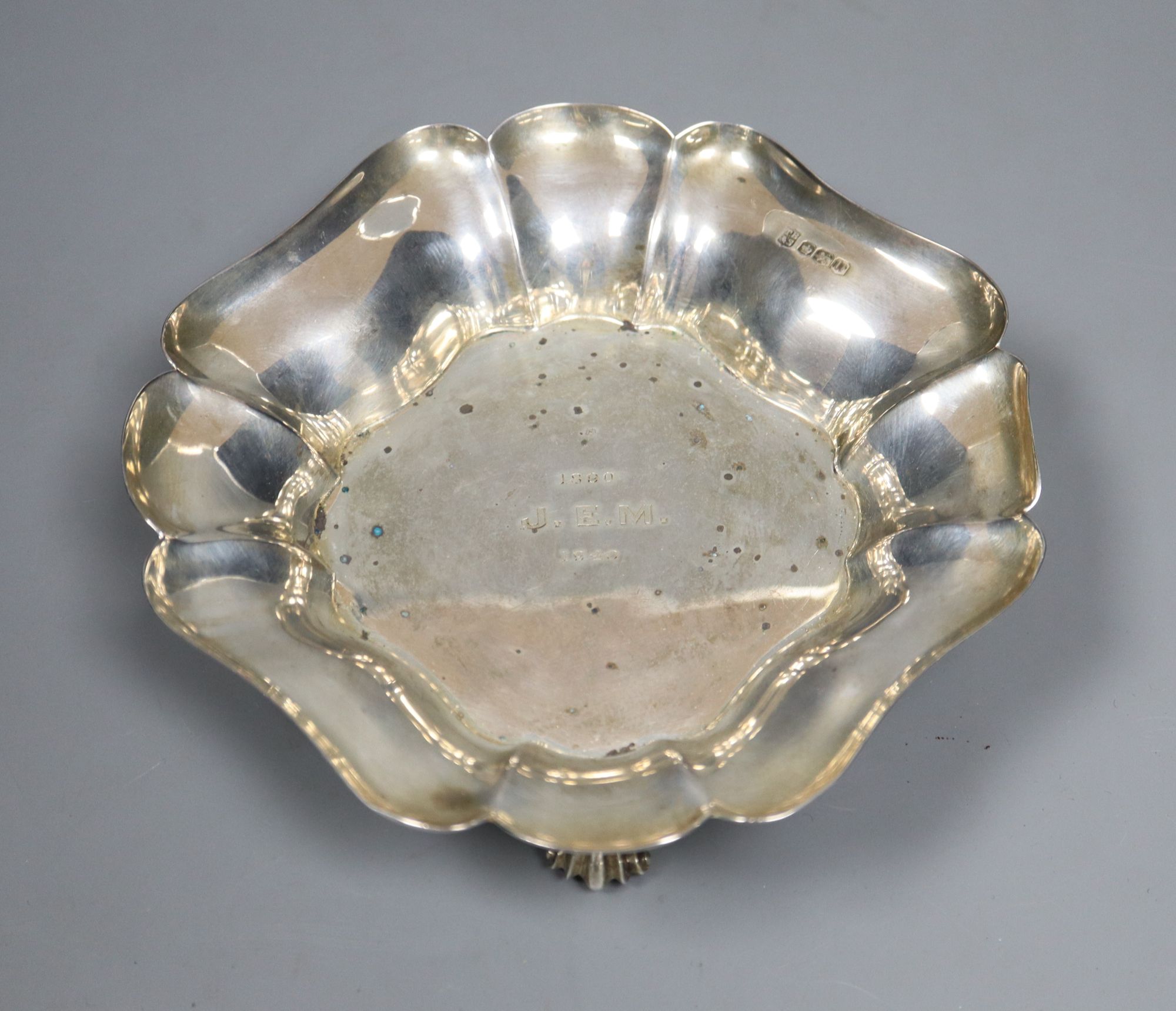 A George VI cusped silver bowl, on four scroll feet, with engraved inscription Thomas Bradbury & Sons, Sheffield, 1937, 15cm, 8.5oz.